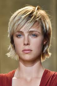 Carre Effile Toutes Nos Idees De Coupes De Cheveux Cosmopolitan Fr Carre Court Effile Coiffure Carre Court Carre Court Frange