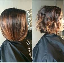 Caramel Highlights Balayage Cheveux Courts Carre Plongeant Brune Cheveux Courts Bruns