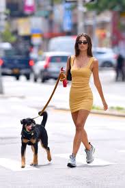 Emily Ratajkowski Continues Walking Her Dog In Style Vogue In 2020 Walking Outfits Emily Ratajkowski Style Celebrity Style Casual
