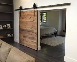 Porte Coulissante Grange 35 Idees Pour La Chambre Rustique Chambre Rustique Porte Coulissante Portes De Grange Interieur