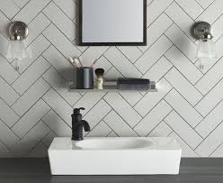 20 Revetements Qu On Aime Pour La Salle De Bains Revetement Salle De Bain Salle De Bains Carrelage Blanc Faience Douche