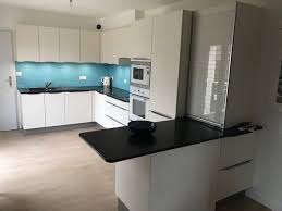 Cuisine Finition Facades Blanches Avec Poignees Gorges Plan De Travail En Granit Noir Z Meuble Rideau Amenagement Cuisine Plan Cuisine Plan De Travail Granit