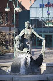 Norderstedt Zwei Bronzene Frauen Zieren Den Brunnen Vor Der Norderstedter Rathaus Bildhauer Hans Werner Konecke Nahm Sich Hierfur E Kunst Bildhauer Vorbilder