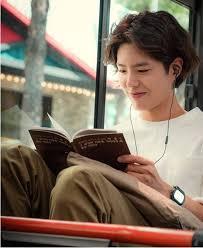 Park Bo Gum Reads A Book And Shows Off Head Of Hair In First Stills From K Drama Encounter A Koala S Playgrou Com Imagens Atores Coreanos Atores Homens Bonitos