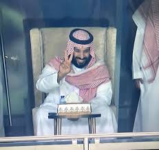ولي العهد الامير محمد بن سلمان مشيرا بعلامة النصر بعد تأهل الأخضر السعودي الى نهائيات كأس العالم السعودية اليابان National Day Saudi Heritage National Day