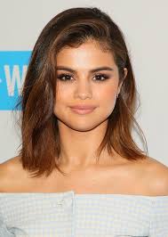 Selena Gomez S Chestnut Brown With Cinnamon Highlights Hair Styles Short Hair Styles Selena Gomez Short Hair