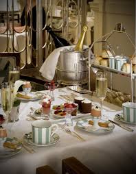 Enjoy A Warming Festive Afternoon Tea At Claridge S In Mayfair And Experience Live Christmas Carols Too Book Your T Servicio De Mesa Hora Del Te Restaurantes