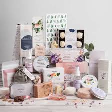 6 Christmas Hamper Gift Ideas To Make The Season Easier In 2020 Letterbox Gifts Gift Hampers Subscription Gifts