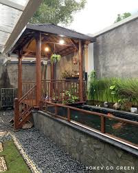 Hii Inspirasi Pagi Ini Dari Kolam Ikan Dan Gazebonya Monique Yo Gazebo Dengan Ukuran 2 5 X 2 M Dan Berbahan Kayu Avlu Ev Ev Mimarisi Tasarim Evler