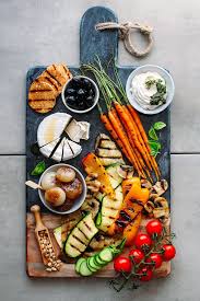 Veganistische Antipasto Plank Vegan Antipasto Platter Bythomas Fullofplants Com C In 2020 Vorspeisenplatte Vegetarische Happchen Vegetarisches Mittagessen