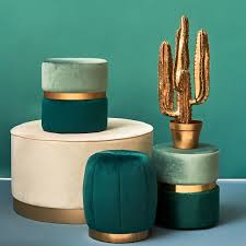 Mint Grun Gold Vereint Unsere Trendigen Samthocker Suchen Ein Neues Zuhause Bei Wem Durfen Sie Einziehen W Deko Grun Gold Wohnzimmer Grune Wohnzimmer