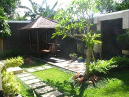 Contoh Gambar Ide Kreatif Desain Kolam Pancuran Taman Tropis Halaman Belakang Kecil Garden Cottage