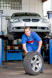 Mit Genug Profil Durch Die Warme Jahreszeit Beim Wechsel Auf Die Sommerreifen Den Zustand Der Gummis Grundlich Uberprufen Winterreifen Kfz Versicherung Autos