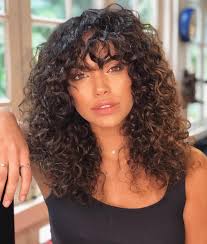 Naturally Curly Hair With Bangs Bangs For Curly Hair Style Cachos Cacheadas Curlyhair Curly Hair Styles Naturally Curly Hair Inspiration Curly Hair Styles
