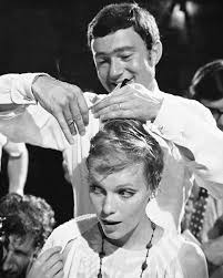 Vidal Sassoon And Mia Farrow S On The Set Of Rosemary S Baby 1968 Rosemarysbaby Miafarrow Vidalsassoon Ywood Go Sixties Hair Mia Farrow Mia Farrow Pixie