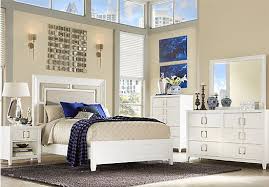 Sofia Vergara Santa Clarita Pearl White 5 Pc Queen Bedroom Rooms To Go Bedroom King Size Bedroom Furniture Sets Bedroom Sets Queen