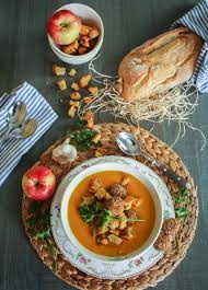 Karotten Kokos Suppe Mit Apfel Hackballchen Und Knoblauch Croutons Suppenrezepte Suppen Rezepte