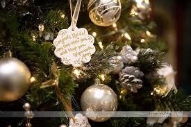 Ornaments As A Guestbook Guests Write Their Kind Words On A Christmas Ornament Then Decorate A Fun Wedding Photography Creative Guest Book Unique Guest Book