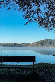 Accordez Vous Un Moment Apaisant Et Ressourcant Paysage Bleu Sky Lac Banc Inspiration France Apaisant Relax Paysage Bleu Paysage Paysage Voyage
