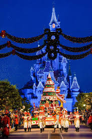 On A Teste Passer Les Fetes De Noel A Disneyland Paris Femina Disneyland Paris Christmas Disneyland Christmas Disneyland Paris