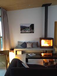 Poele Stuv Cube Sur Un Banc En Beton Poele A Bois Deco Maison Deco Maison Interieur