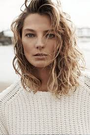 Simple And Trendy Haircuts Great For Curly Hair Wavy Hairstyles Medium Curly Hair Styles Medium Hair Styles