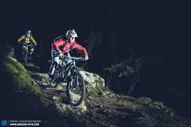 Der Weg Ins Licht 6 Mtb Helmlampen Im Test Enduro Mountainbike Magazine