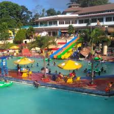 Pengunjung Kolam Renang Karang Setra Bandung Membludak