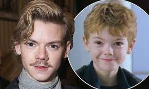Томас броди сэнгстер | thomas brodie sangster. Love Actually Star Thomas Brodie Sangster Shows Off A Very Different Look While At The Theatre Daily Mail Online