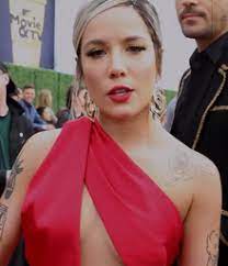 Halsey is saying sorry after she shared a picture on instagram that showed the effects of her eating disorder. Halsey Singer Wikipedia
