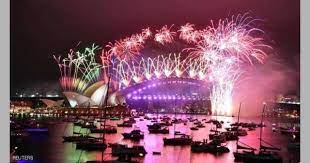 في الكثير من دول العالم فان حدث ليلة رأس السنة يتم احياؤه بالتقاء الناس في احتفالات ذات أشكال مختلفة. Bnpynuzwnr6vjm