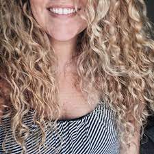 In a perfect world, after we wash our hair, the wet strands would coil up and separate into a fluffy pile of corkscrew curls. Daily Haircare Routine For Natural Curls Hey Katie Curly Hair Styles Naturally Blonde Balayage Blonde Curly Hair
