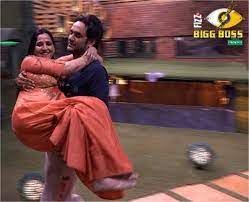Click on the video to watch vikas gupta's mother hugging and forgiving shilpa shinde after she enters bigg boss 11 house. Bigg Boss 11 Vikas Gupta Carries His Mother Around The House Pinkvilla