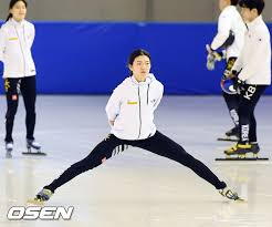 송경택 대표팀 감독은 최민정과 심석희 모두 힘겨운 역경을 딛고 좋은 성적을 거뒀다며 칭찬했습니다. ì‚¬ì§„ ì‹¬ì„í¬ ê¸´ ë‹¤ë¦¬ë¥¼ ì´ìš©í•œ ëª¸ í'€ê¸° ì¡°ì„ ì¼ë³´