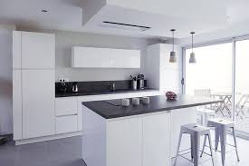 Verriere Cuisine Cuisine Ouverte Avec Ilot Central Blanc Brillant Gris Perle Et Gris Anthracite Un Style Atemporel Et Indemodable Cuisine Moderne Cuisine Ouverte Cuisine Blanche