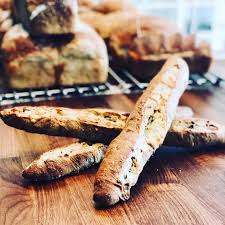 Cette Semaine Thierry Est De Retour De Vacances Et Vous Offre L Amuse Gueule Une Baguette Fait De Farine Blanche Non Blanchie Bio Levain In 2020 Food Bread Sausage