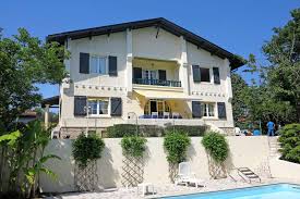Biarritz Dans Un Environnement Prisa C Et Ra C Sidentiel Maison Des Anna C Es 1930 Tra S Lumineuse Offrant De Beaux Espace Immobilier Pays Basque Immobilier Et Maison Vue Mer