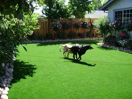 9 Best Landscaping Ideas For Small Backyards With Dogs L H Interiordesign Dog Friendly Backyard Turf Backyard Small Backyard
