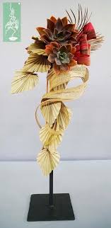 Pin By Silvia Cantoni On Floral Design Cascade Design Floral Design Floral