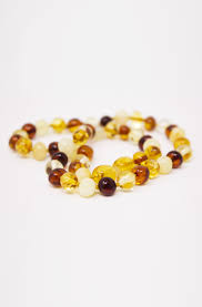 L'ambre est une résine fossile de conifères qui poussaient il y a 45 millions d'année sur les bords le fermoir du collier s'ouvre facilement si on tire trop dessus, donc l'enfant peut le défaire en jouant avec. Collier D Ambre Pour Bebe Avec Fermoir Securise Kadolis