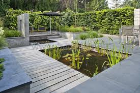 Tuinontwerp En Tuinaanleg Hovenier Eindhoven Helmond Met Houten Vlonder Gecombineerd Met N Modern Garden Design Water Features In The Garden Modern Landscaping