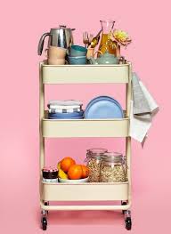 1001 Bidouilles Et Astuces De Rangement Avec Une Desserte Ikea Ikea Astuce Rangement Raskog Ikea