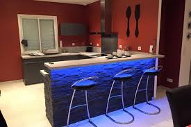 Mise En Valeur Du Bar Grace A Un Ruban Led Integre Sous Le Plan De Travail Le Top Pour Un Look Moderne Et Tendance Cu Eclairage Cuisine Eclairage Ruban Led
