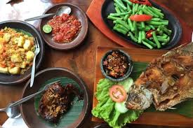 Resep sambal pertama yang jadi favorit sejuta umat dan dapat dengan mudah ditemukan di berbagai tempat makan, apalagi kalau bukan sambal bawang. 5 Resep Sambal Khas Indonesia Yang Belum Populer Tapi Bikin Ngiler
