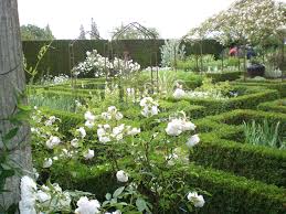 Vita Sackville West S White Garden At Sissinghurst Castle England White Gardens Amazing Gardens Sissinghurst Garden