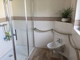 Dusche, hinterm tö, überm waschtisch und über der badewanne. Badezimmer Mosaik Borduere
