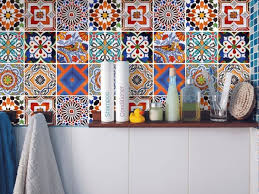 Plus tendance que jamais, le carreau de ciment revient en force dans la cuisine, la salle de bains, les escaliers. Le Carrelage Adhesif Carreaux De Ciment Un Relooking Facile Pas Cher