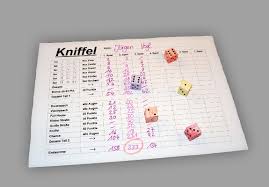 Das spiel wird mit 5 würfeln, einem becher sowie einem spielzettel gespielt, den jeder spieler bekommt und während bis zum ende vollständig ausgefüllt hat. Kniffel Lustiges Wurfelspiel Fur Kinder