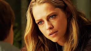 Review Lights Out Is A Paranormal Film That Has The Audience Screaming Teresa Palmer Teresa Palmer Movies Teresa Palmer Kristen Stewart