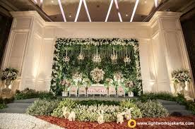 This Pretty White And Green Stage Concept With A Vertical Garden Backdrop Paired With Lounge Queen Ar Dekorasi Perkawinan Tema Pernikahan Dekorasi Pernikahan